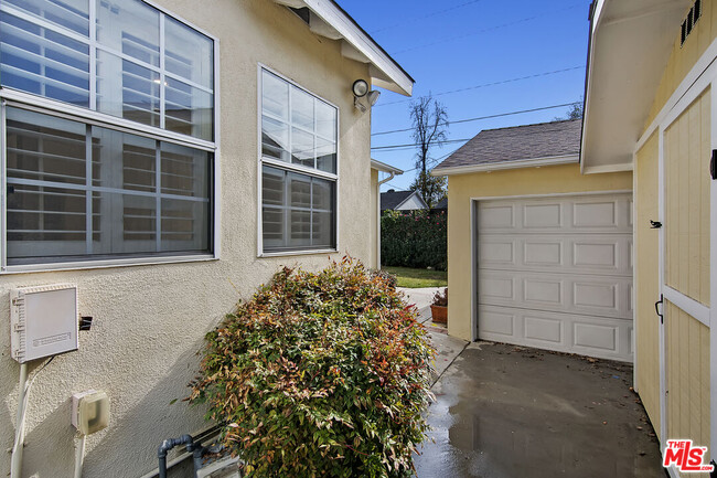 Building Photo - 13958 Peach Grove St