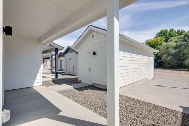 Building Photo - 2 Bedroom Cottage Now Available!