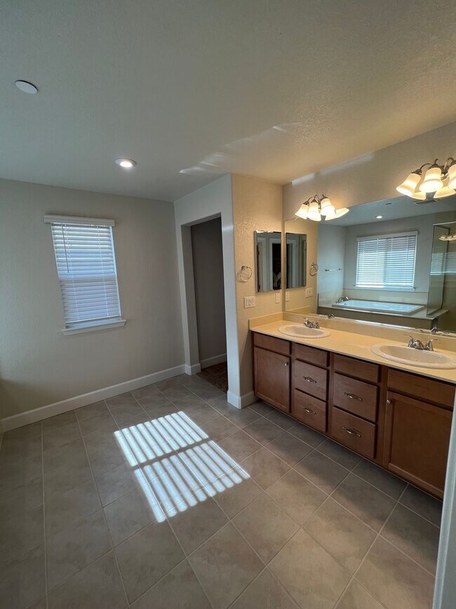 Building Photo - Newer 4 Bedroom Solar Home in Rocklin! Eas...