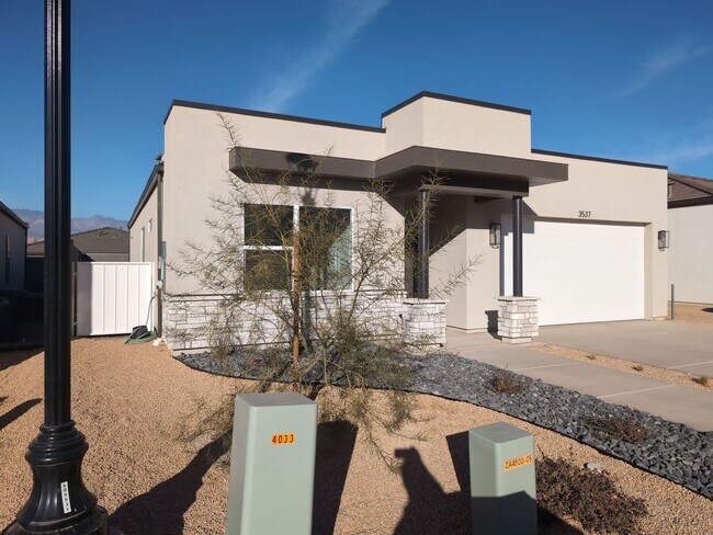 Building Photo - Modern Comfort Meets Effortless Living in Long Valley!