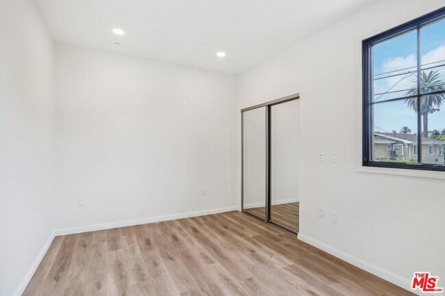 Building Photo - 951 S Wilton Pl