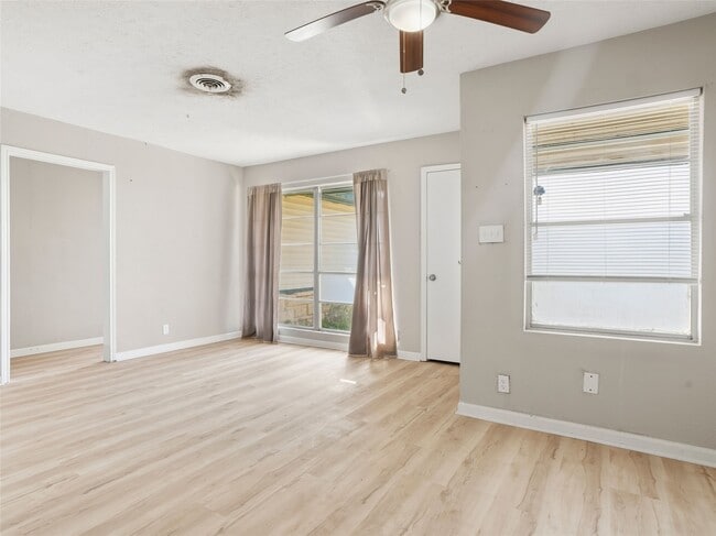 Building Photo - 1114 W 11th St