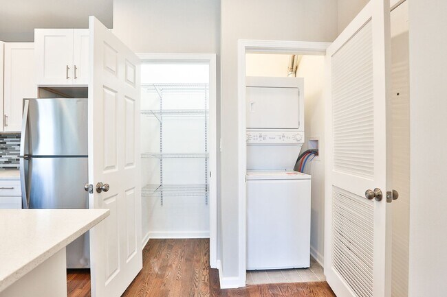 Building Photo - Gorgeous TOP FLOOR 1Bed in Logan Square! Condo Quality! In-Unit Laundry! Central Air!