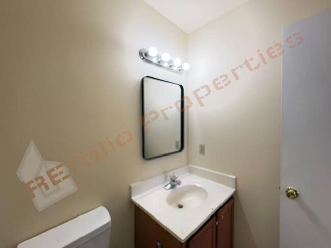 Building Photo - 703 Larchwood Dr