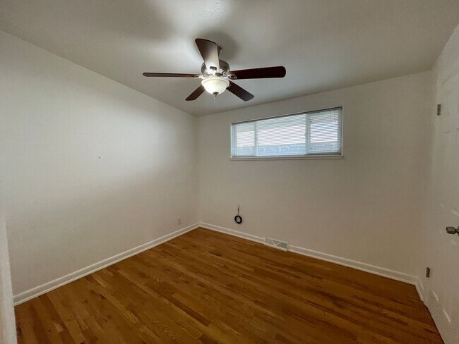 Building Photo - Charming 2 Bed, 1 Bath Duplex in Aurora