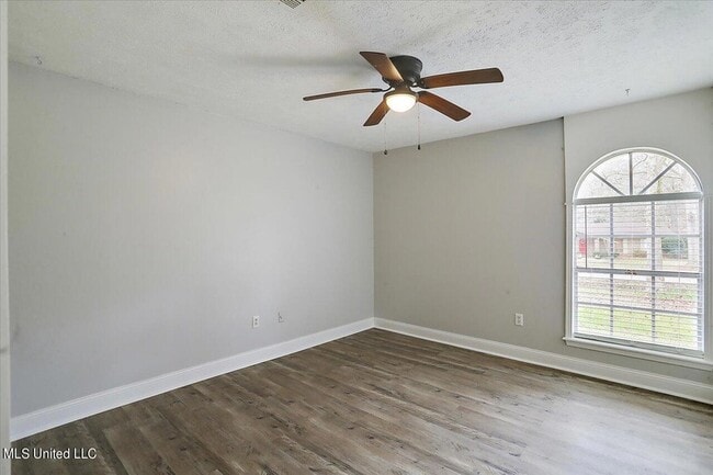 Building Photo - 249 Bay Park Dr