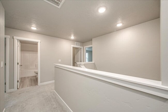 Building Photo - 2 Story Nampa Home!