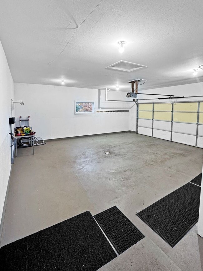 Building Photo - 15858 Lake Ave