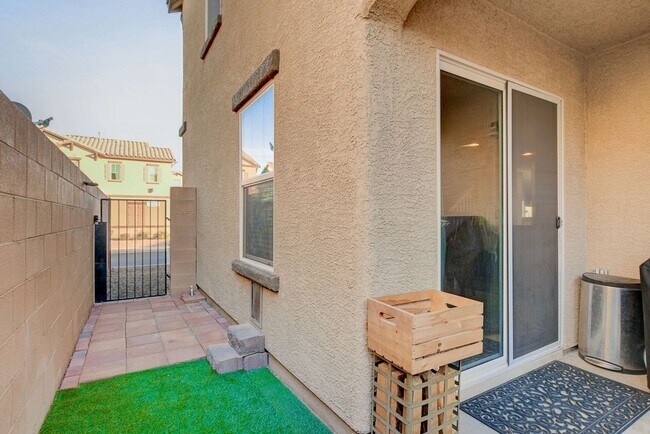 Building Photo - Stunning 3 Bed Home with Loft, Den & Upgraded Kitchen