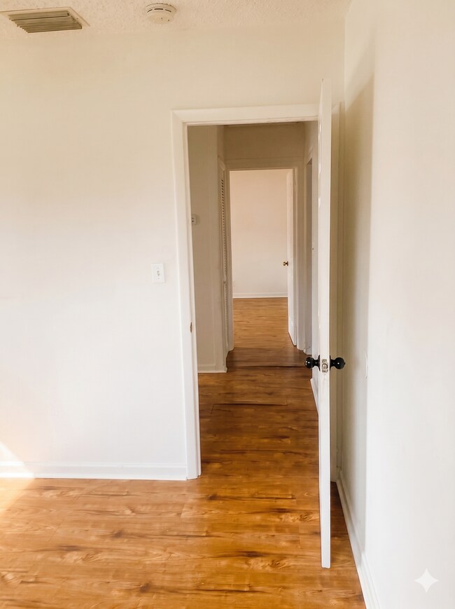 Building Photo - Spacious 3-Bedroom Home in Prime Pinellas Park Location – 1,354 Sq Ft