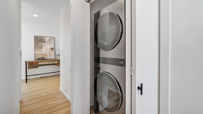 Building Photo - 552 Dune Rd