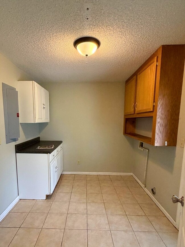 Building Photo - Spacious 3BR/2BA Home with Bonus Spaces & Large Fenced Yard