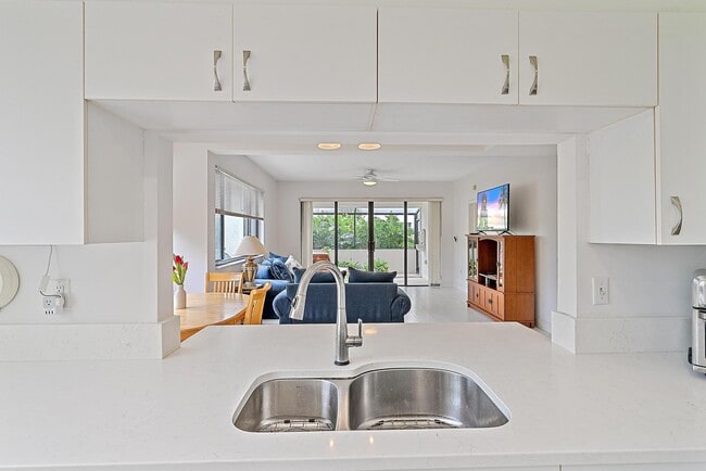 Building Photo - 811 Oak Harbour Dr