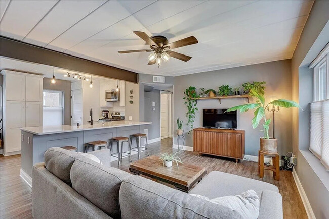 Building Photo - This beautiful 2 bed 1 bath unit's locatio...