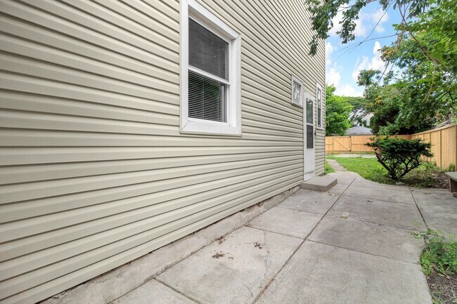 Building Photo - 570 Southwood Ave