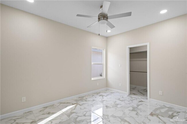 Building Photo - 405 N Onyx Ave