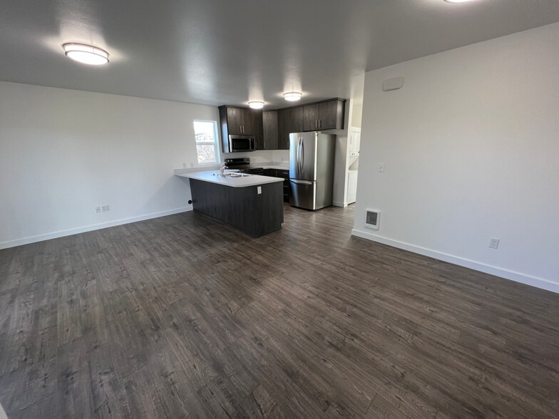 Building Photo - 115 13th Ave W