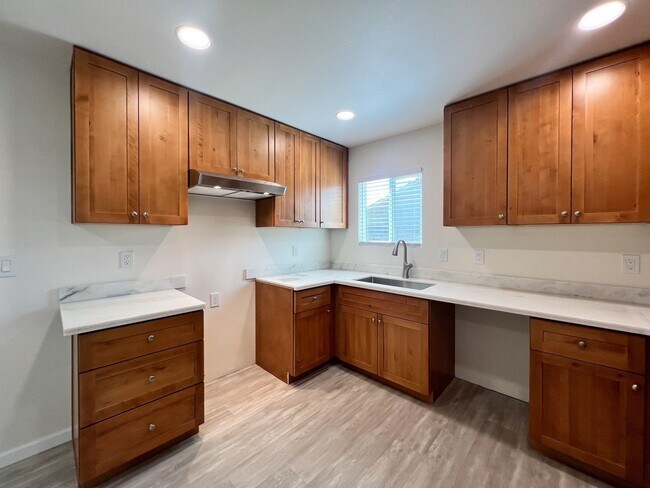Building Photo - Minahen, 310-316