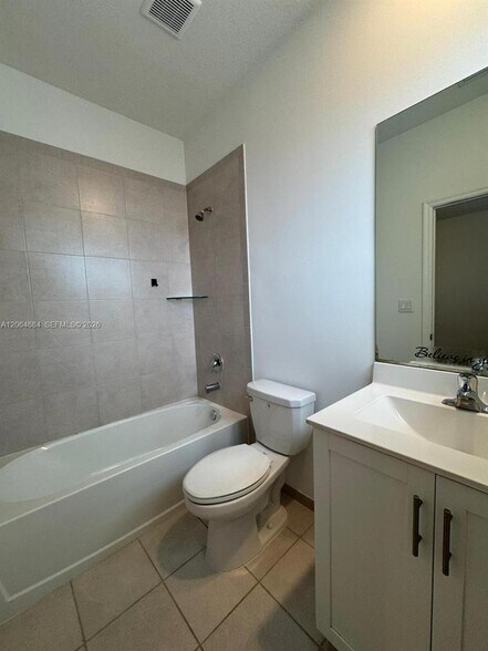 Building Photo - 768 NE 206th Ter