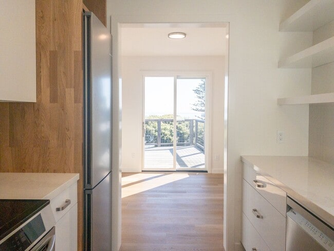 Building Photo - Stunning, Newly Remodeled, Top Floor Flat, Huge Private Deck,  Bay Views, Laundry! Parking! PROGR...