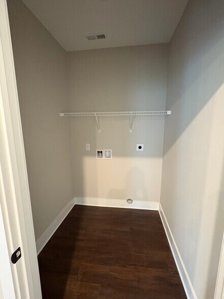 Building Photo - 4683 Heiskell Dr
