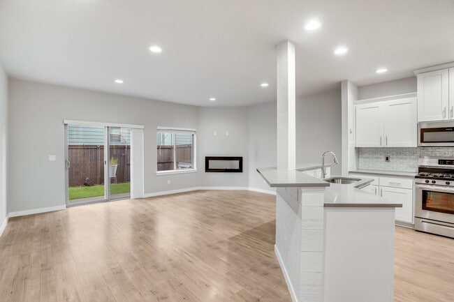 Building Photo - Beautiful 3 Bed, 2.5 Bath Rental Home in H...