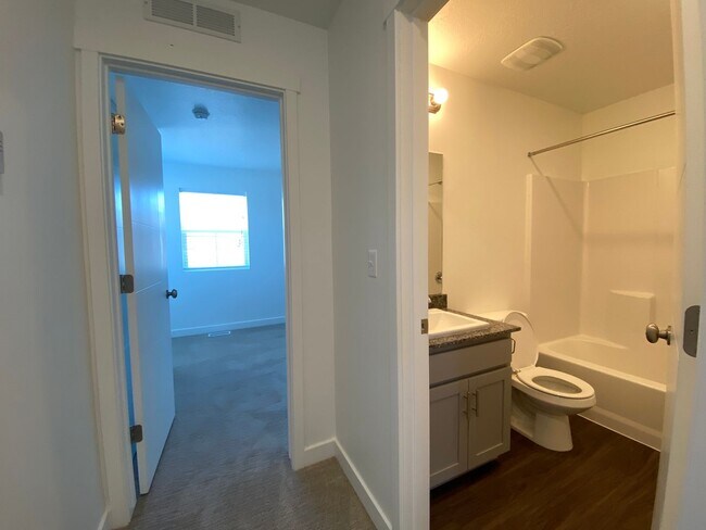 Building Photo - Two-story Single Family Home on Riverside.