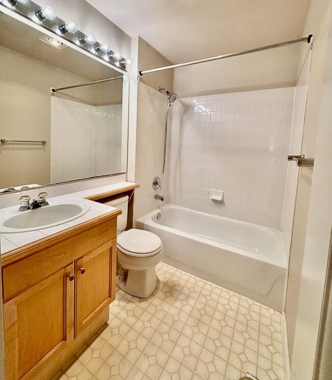 Building Photo - 2 Bed / 2 Bath Bellevue Condo $2,595/mo