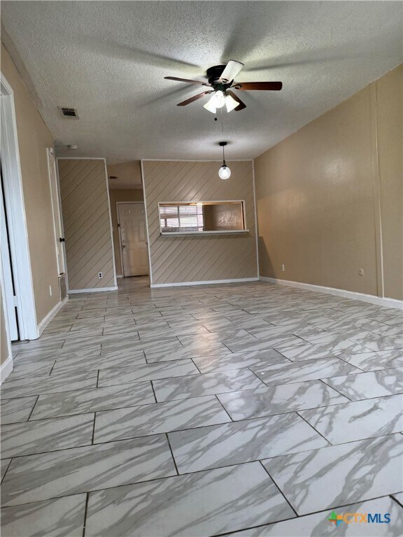 Building Photo - 1051 Country Club Dr