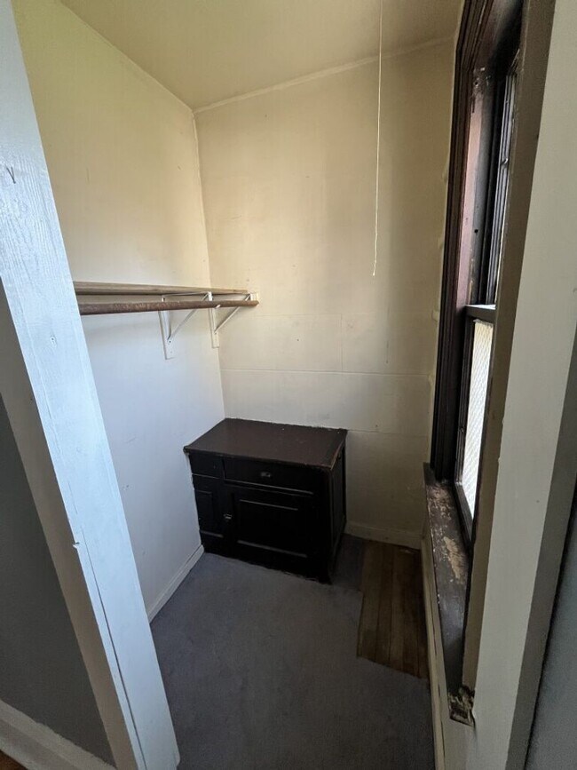 Building Photo - Bright 2 Bed / 1 Bath off Brady St | Free Laundry & Pet-Friendly