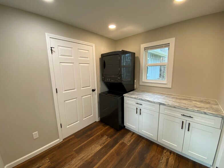 Entry/laundry - 2573 Hawkins Rd