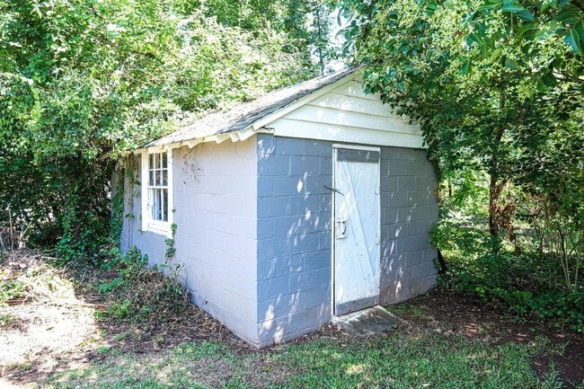 Building Photo - Charming 3/2.5 House with Lawn Care included!