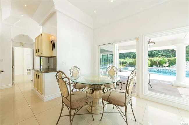 Building Photo - 16379 Meadow Ridge Way