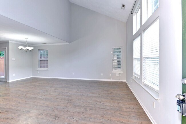 Building Photo - Nicely Updated Condo in Great Neighborhood