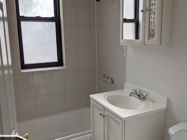 Building Photo - 2704 N Sawyer Ave