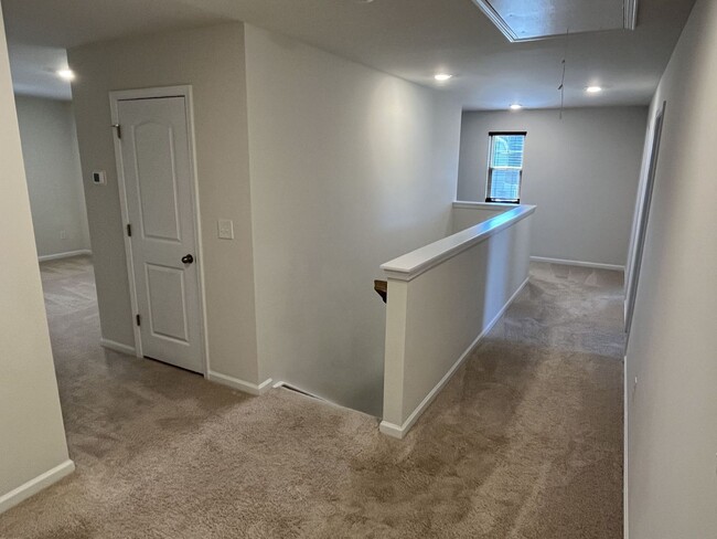 Building Photo - Spacious 5 Bed home in East Charlotte