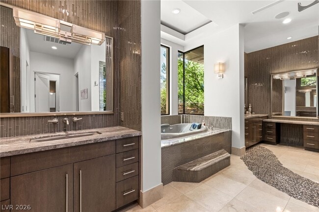 Building Photo - 2 Castle Oaks Ct