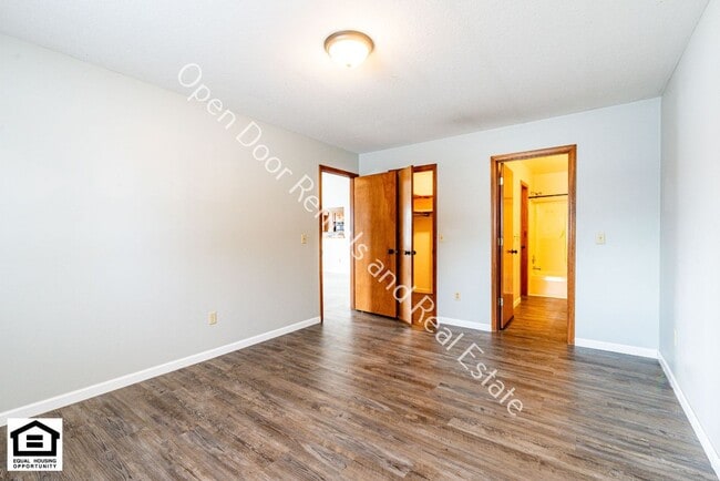 Building Photo - 1420/1422 Flagstone