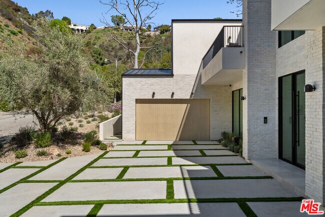 Building Photo - 10950 Verano Rd
