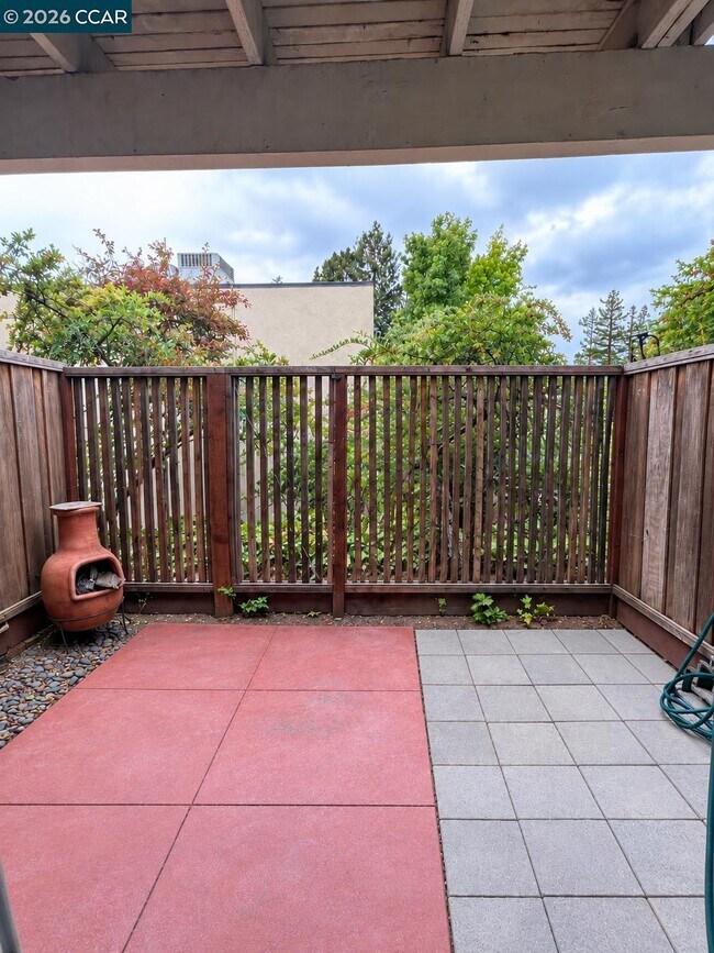 Building Photo - 651 Moraga Rd