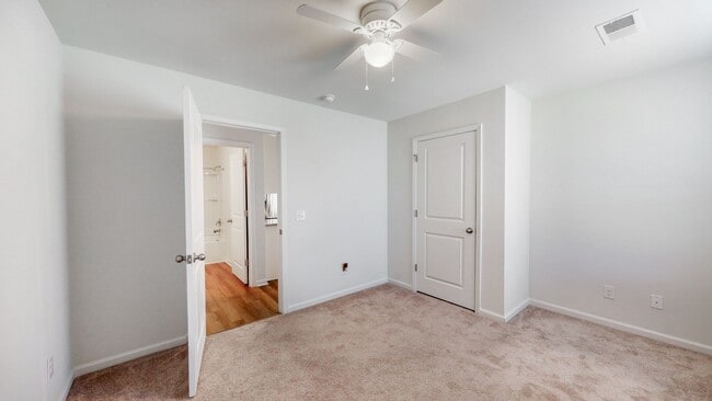 Building Photo - 5 Bedrooms, 3 Bathrooms in Richmond Hill P...