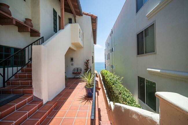 Building Photo - Dream home Located on the Bluff of Southwe...