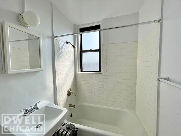 Building Photo - 3333 W Diversey Ave