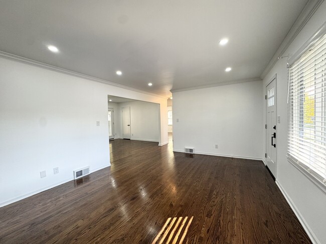 Building Photo - 2226 W 74th Terrace