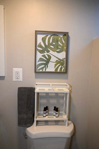 Building Photo - 1544 Oakridge Rd