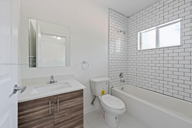 Building Photo - 3 bedroom in Miami FL 33142