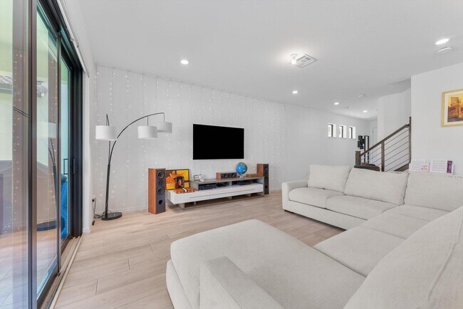 Building Photo - 4757 Roldan Ct