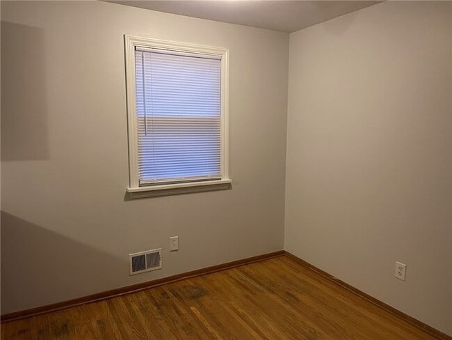 Building Photo - 214 E Spruce St