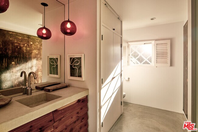 Building Photo - 6715 Fernhill Dr