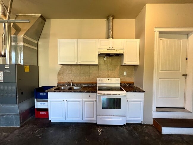 Building Photo - Beautiful 3 Bedroom in Private Community!